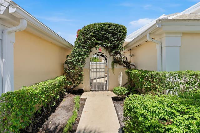 944 Dickens Place, West Palm Beach FL 33411 - West Palm Beach, FL - Photo 2