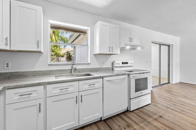149 Arrowhead Circle, Jupiter FL 33458 - Jupiter, FL - Photo 3