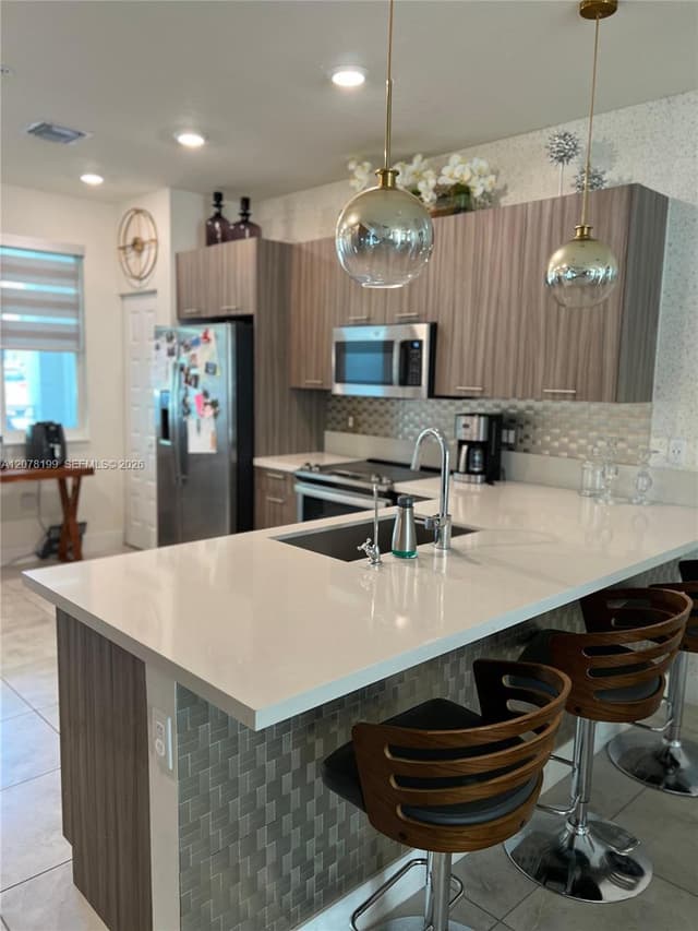 6421 NW 102nd Path # 101, Doral FL 33178 - Doral, FL - Photo 4