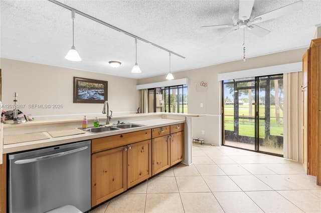 1231 W Fairway Rd, Pembroke Pines FL 33026 - Pembroke Pines, FL - Photo 7