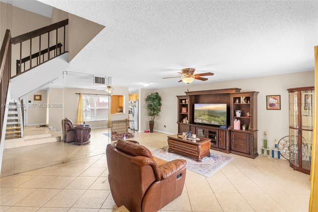 1231 W Fairway Rd, Pembroke Pines FL 33026 - Pembroke Pines, FL - Photo 3