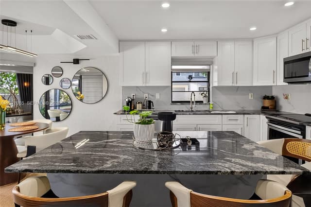 9852 NW 52nd Ter, Doral FL 33178 - Doral, FL - Photo 7