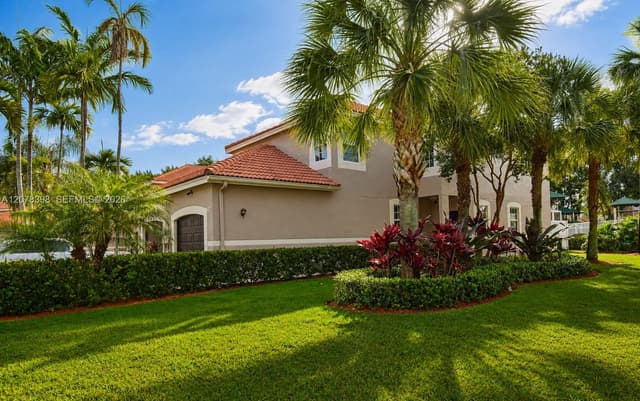 700 Sorrento Dr, Weston FL 33326 - Weston, FL - Photo 4