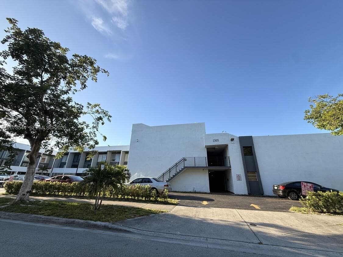 1305 W 46th St # 108, Hialeah FL 33012