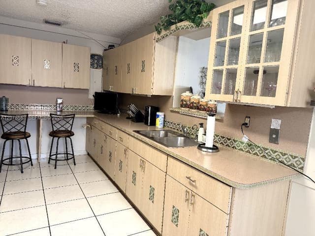 1340 W 36th St, Hialeah FL 33012 - Hialeah, FL - Photo 4