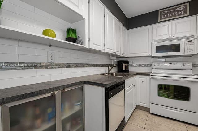 17800 Atlantic Blvd # 203, Sunny Isles Beach FL 33160 - Sunny Isles Beach, FL - Photo 2