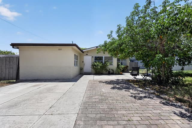 1213 14TH Avenue S, FL 33460 - Photo 2