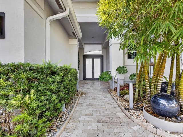 1371 Victoria Isle Dr, Weston FL 33327 - Weston, FL - Photo 4