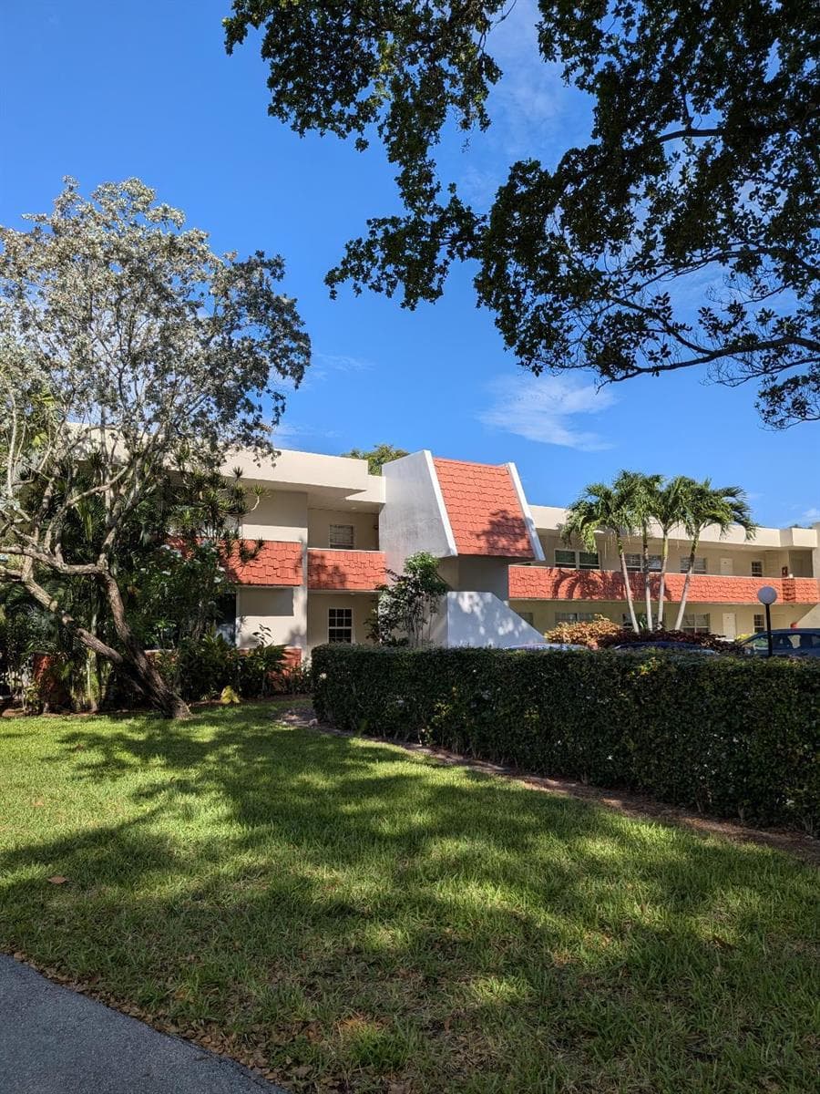 907 Cypress Terrace # 205, Pompano Beach FL 33069 - Pompano Beach, FL - Photo 1