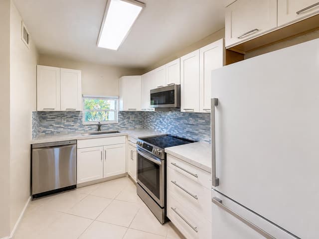 9411 N Hollybrook Lake Drive # 309, Pembroke Pines FL 33025 - Pembroke Pines, FL - Photo 2