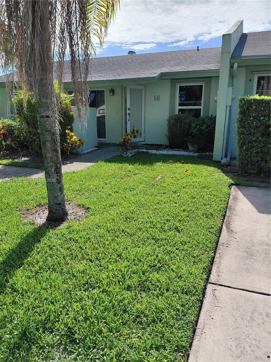 16 Camden Ln, Boynton Beach FL 33426 - Boynton Beach, FL - Photo 1