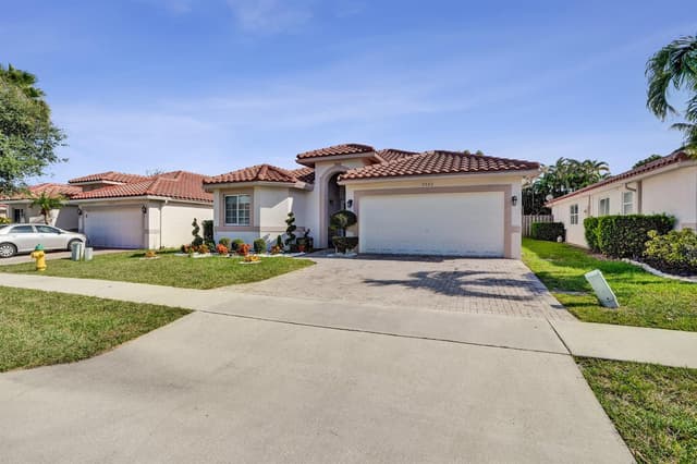 7572 Parkside Lane, Margate FL 33063 - Margate, FL - Photo 2