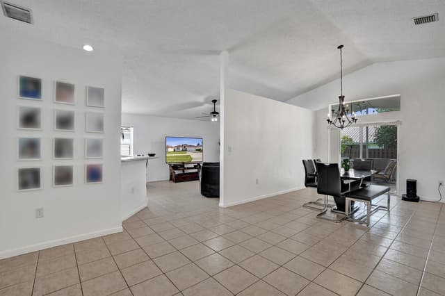 7572 Parkside Lane, Margate FL 33063 - Margate, FL - Photo 6