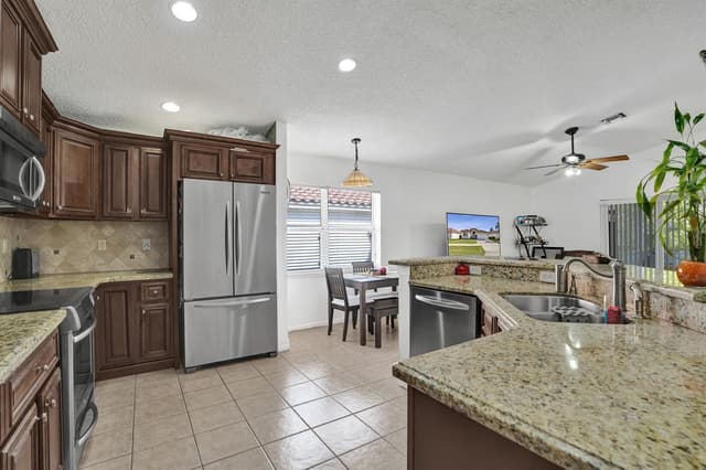 7572 Parkside Lane, Margate FL 33063 - Margate, FL - Photo 7