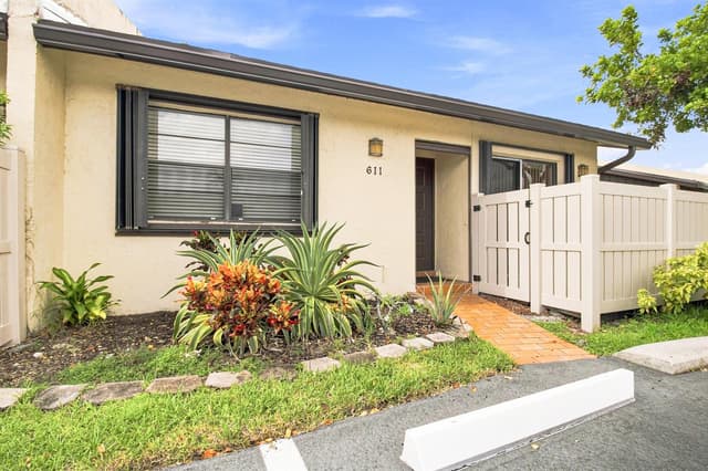 611 Banks Road, Margate FL 33063 - Margate, FL - Photo 2
