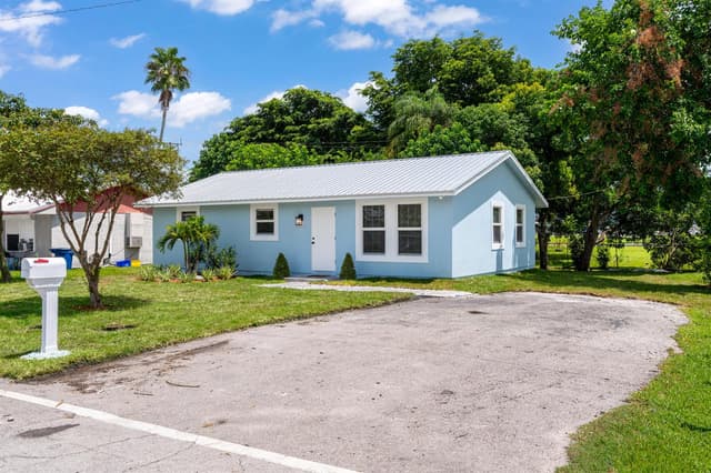625 NW 14TH Street, Belle Glade FL 33430 - Belle Glade, FL - Photo 2