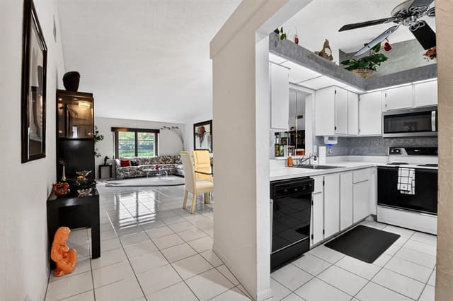 8179 Whispering Palm Drive, Boca Raton FL 33496 - Boca Raton, FL - Photo 5
