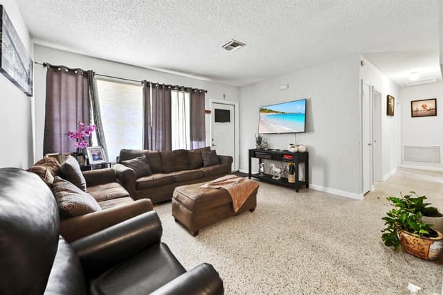 149 Cayman Drive, Palm Springs FL 33461 - Palm Springs, FL - Photo 4
