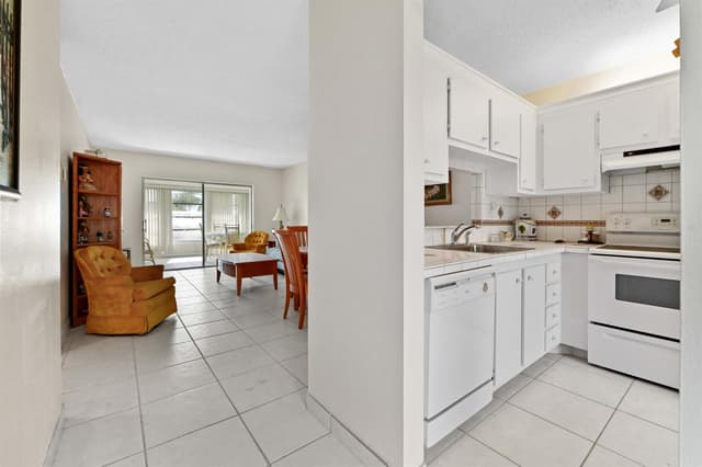 3506 NW 49th Avenue # 603, Lauderdale Lakes FL 33319 - Lauderdale Lakes, FL - Photo 2