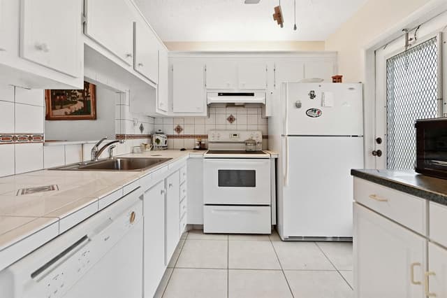 3506 NW 49th Avenue # 603, Lauderdale Lakes FL 33319 - Lauderdale Lakes, FL - Photo 3
