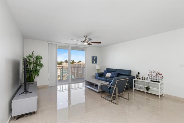 427 Golden Isles Drive, Hallandale Beach FL 33009 - Hallandale Beach, FL - Photo 7