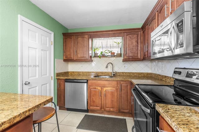 311 SW 70th Ter, Pembroke Pines FL 33023 - Pembroke Pines, FL - Photo 4