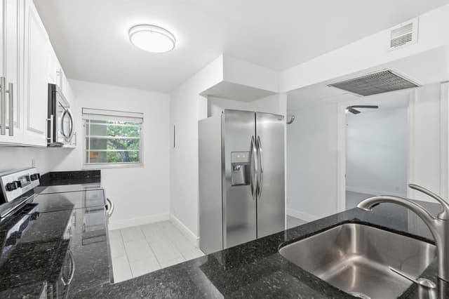 9325 LAGOON Place # 405, Davie FL 33324 - Davie, FL - Photo 4