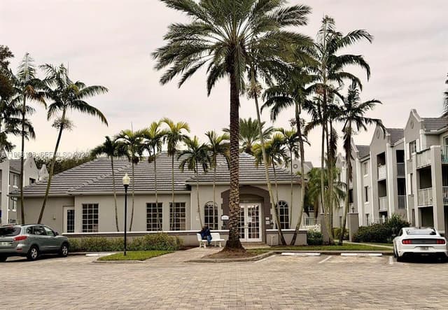 520 SW 111TH Avenue # 301, Pembroke Pines FL 33025 - Pembroke Pines, FL - Photo 2