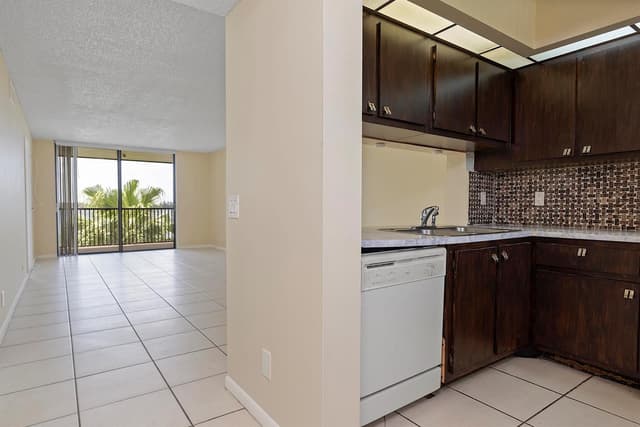 112 LAKE EMERALD Drive # 209, Oakland Park FL 33309 - Oakland Park, FL - Photo 2