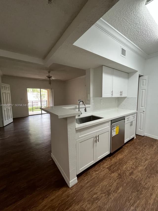 215 SW 117th Ter # 14204, Pembroke Pines FL 33025 - Pembroke Pines, FL - Photo 7
