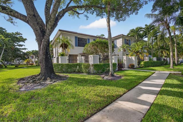 350 Prestwick Circle # 2, Palm Beach Gardens FL 33418 - Palm Beach Gardens, FL - Photo 2