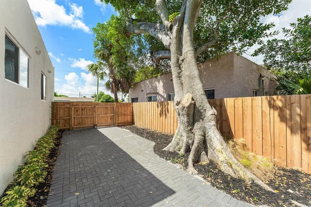 1150 W 25th Street, Riviera Beach FL 33404 - Riviera Beach, FL - Photo 2