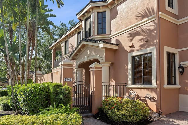 2742 Kinsington Circle, Weston FL 33332 - Weston, FL - Photo 3