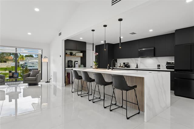 620 NW 98th Ave, Pembroke Pines FL 33024 - Pembroke Pines, FL - Photo 7