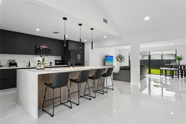 620 NW 98th Ave, Pembroke Pines FL 33024 - Pembroke Pines, FL - Photo 5