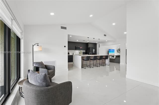 620 NW 98th Ave, Pembroke Pines FL 33024 - Pembroke Pines, FL - Photo 4