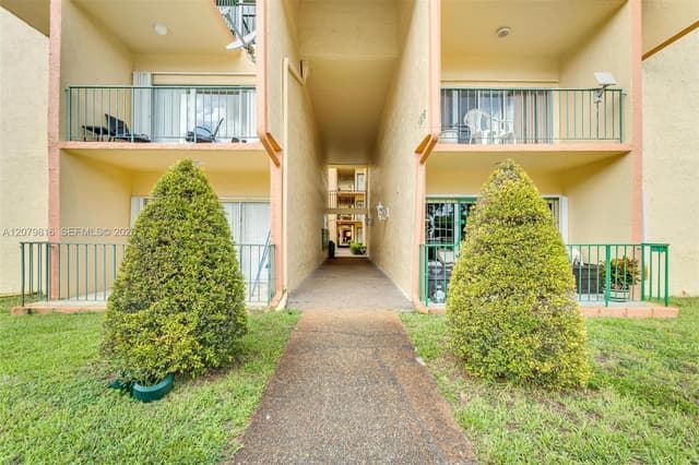 1975 W 44th Pl # A302, Hialeah FL 33012 - Hialeah, FL - Photo 2