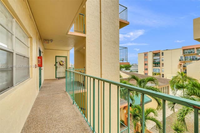 1975 W 44th Pl # A302, Hialeah FL 33012 - Hialeah, FL - Photo 3