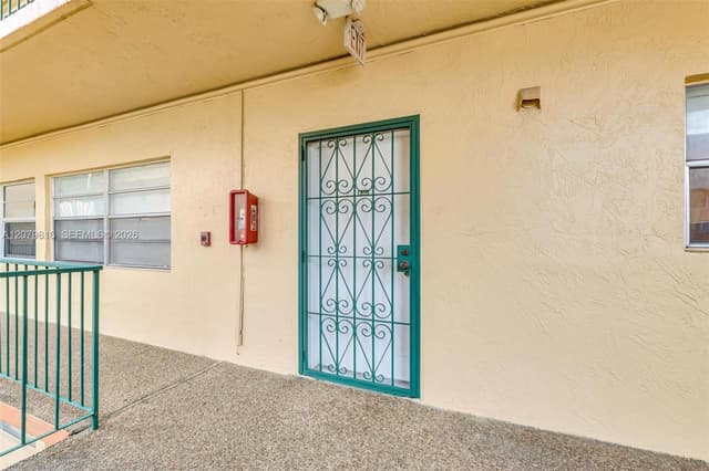 1975 W 44th Pl # A302, Hialeah FL 33012 - Hialeah, FL - Photo 5