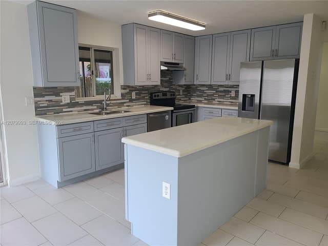8820 SW 13th St, Pembroke Pines FL 33025 - Pembroke Pines, FL - Photo 3