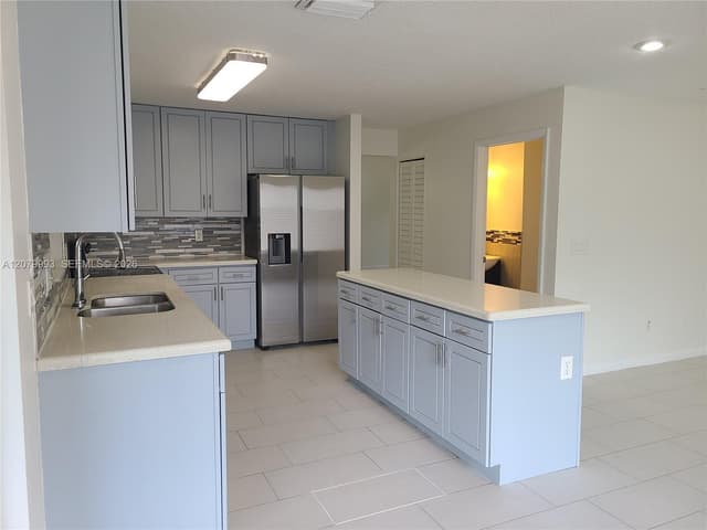 8820 SW 13th St, Pembroke Pines FL 33025 - Pembroke Pines, FL - Photo 4