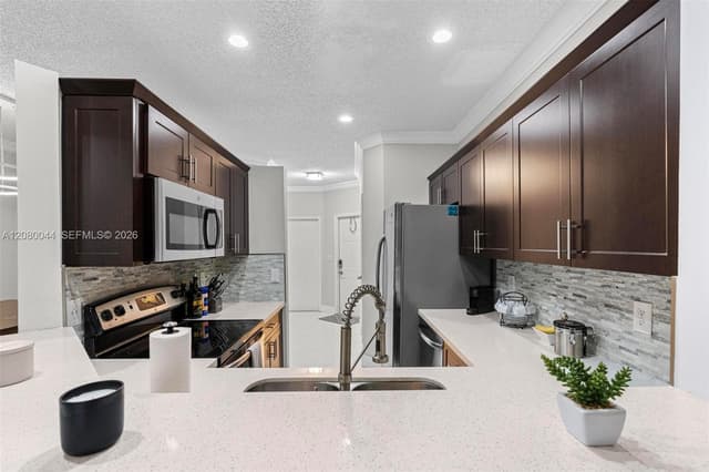 12110 SW 2nd St, Pembroke Pines FL 33025 - Pembroke Pines, FL - Photo 7
