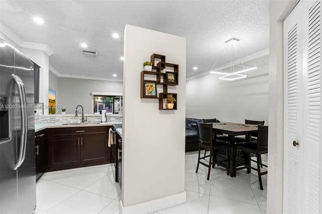 12110 SW 2nd St, Pembroke Pines FL 33025 - Pembroke Pines, FL - Photo 3