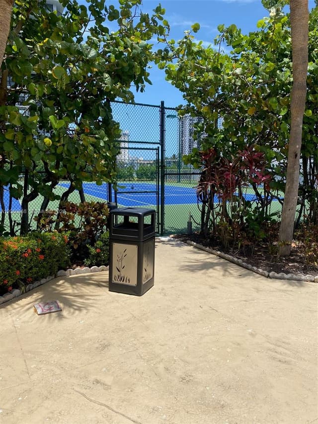 1000 Parkview Dr # 427, Hallandale Beach FL 33009 - Hallandale Beach, FL - Photo 3