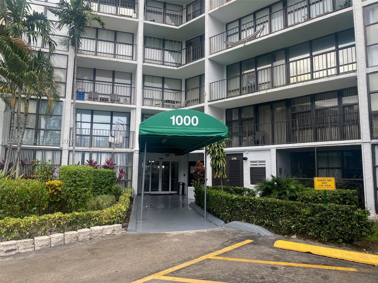 1000 Parkview Dr # 427, Hallandale Beach FL 33009 - Hallandale Beach, FL - Photo 1