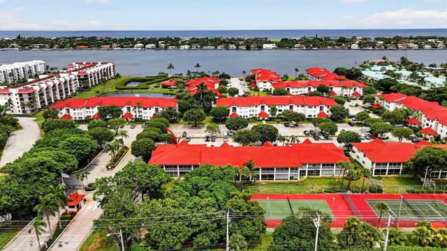 103 Half Moon Circle # H1, Hypoluxo FL 33462 - Hypoluxo, FL - Photo 2