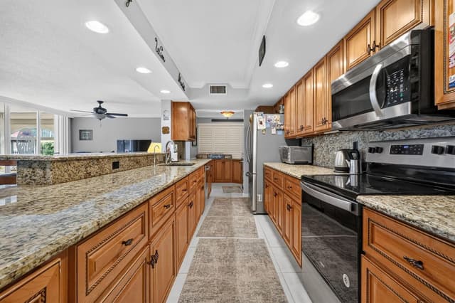 103 Half Moon Circle # H1, Hypoluxo FL 33462 - Hypoluxo, FL - Photo 4