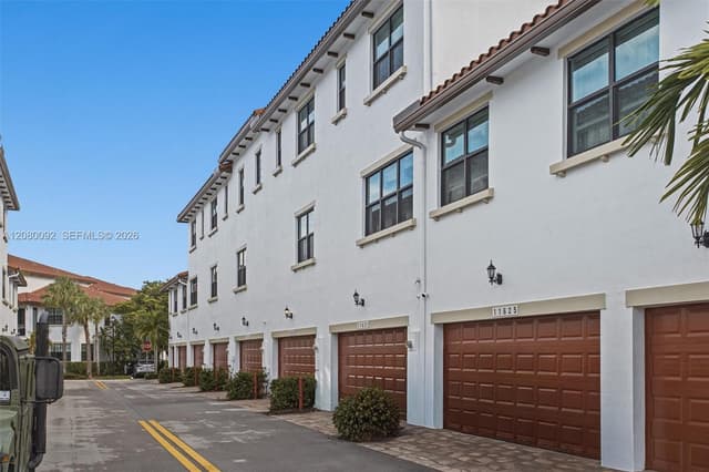 11621 SW 13th Ct, Pembroke Pines FL 33025 - Pembroke Pines, FL - Photo 4