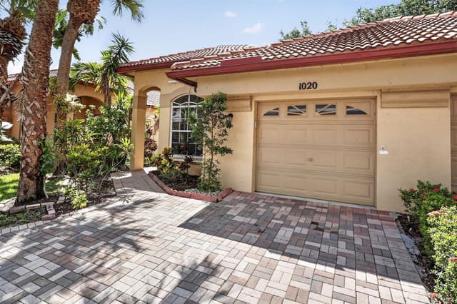 1020 Via Jardin, Riviera Beach FL 33418 - Riviera Beach, FL - Photo 4