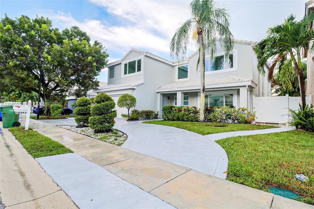 10262 SW 9th Ln, Pembroke Pines FL 33025 - Pembroke Pines, FL - Photo 2